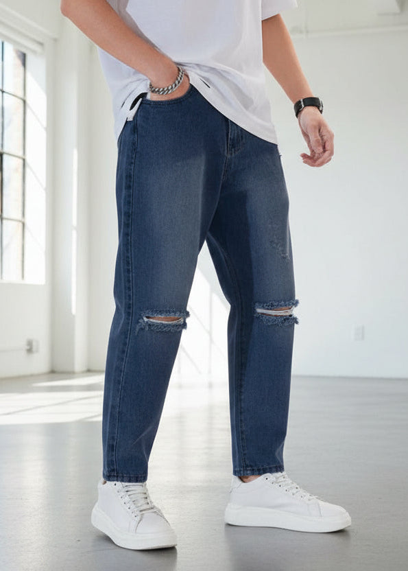 Hombre usando mom jeans azul oscuro con rotos PDMX Jeans