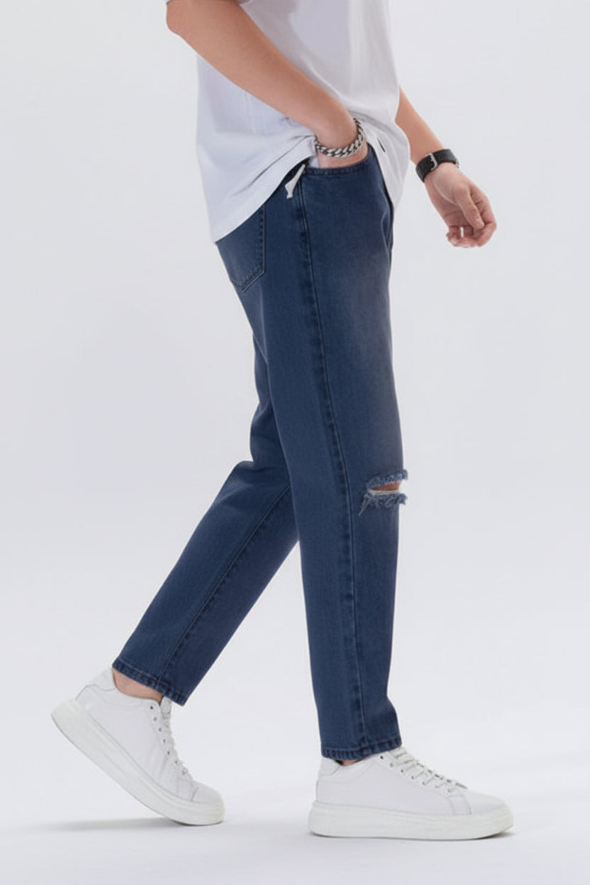 Mom jeans azul oscuro con rasgaduras look casual hombre PDMX Jeans