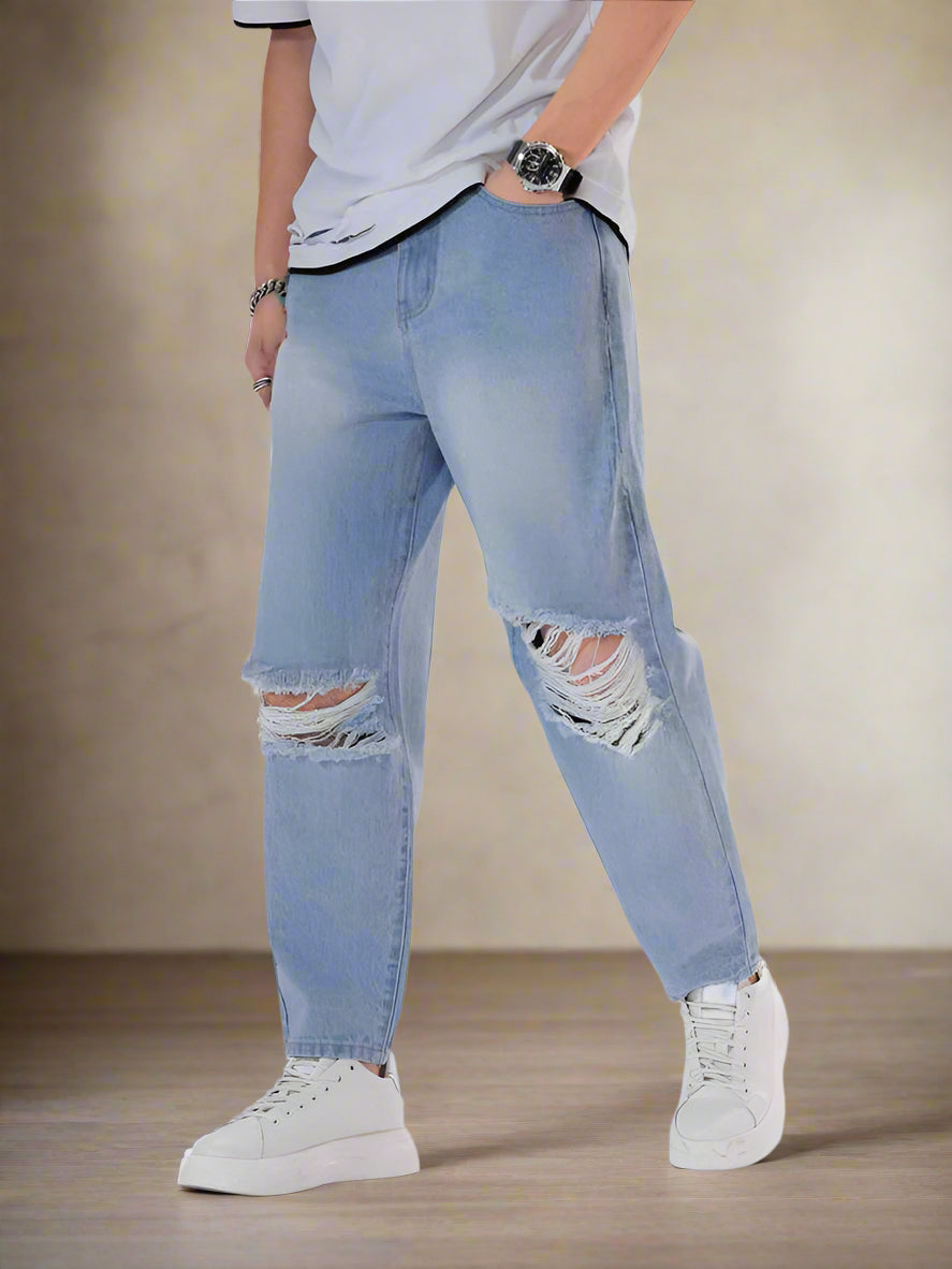 Hombre modelando Mom Jeans Azules Cielo Rotos de PDMX Jeans