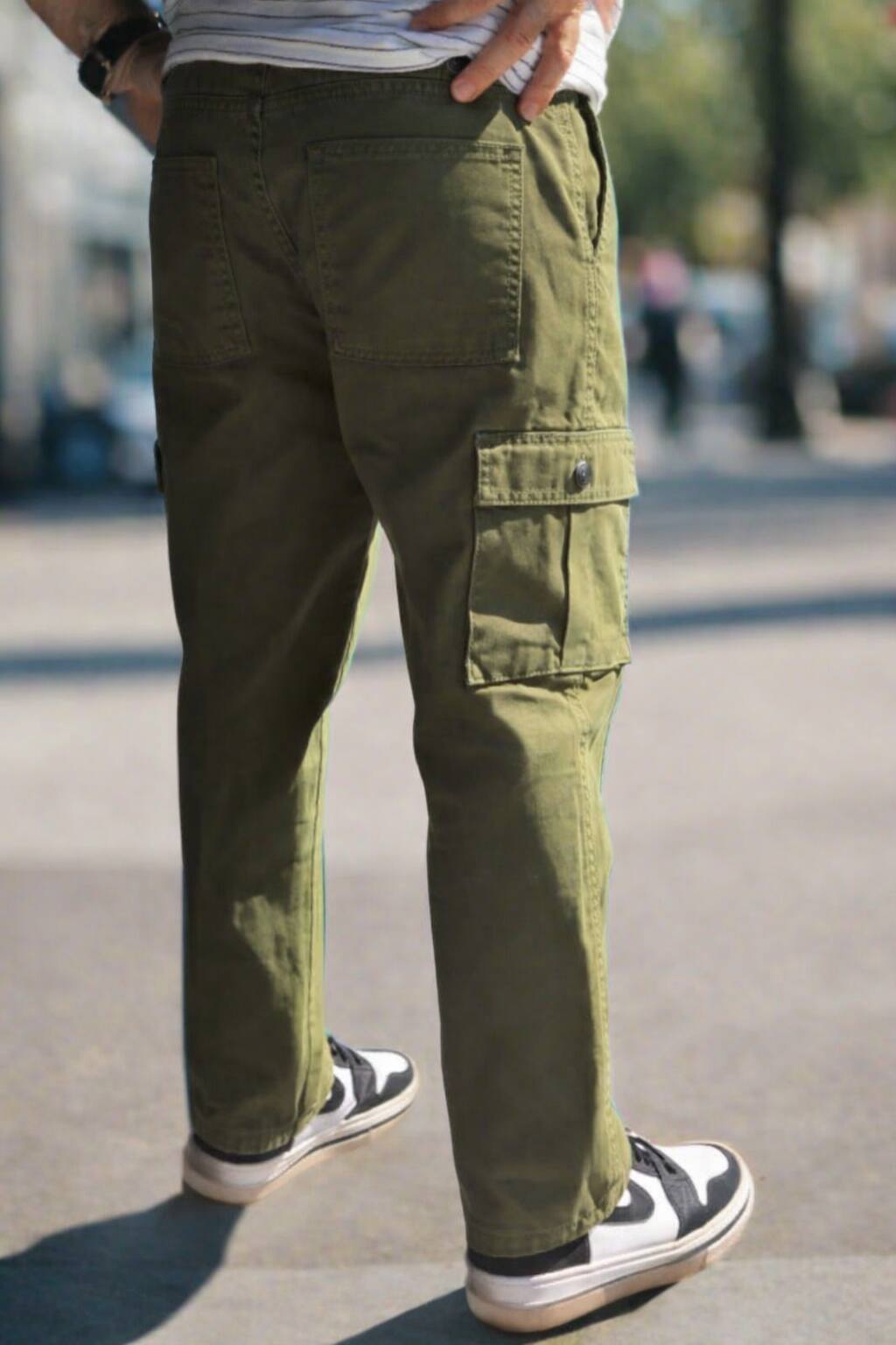Pantalón cargo verde oliva, estilo urbano y cómodo