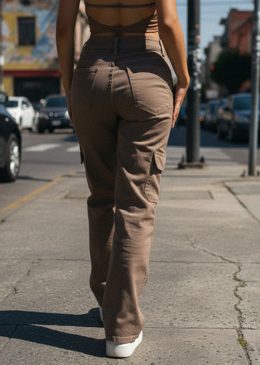 Moda femenina: pantalones cargo color taupe clásico