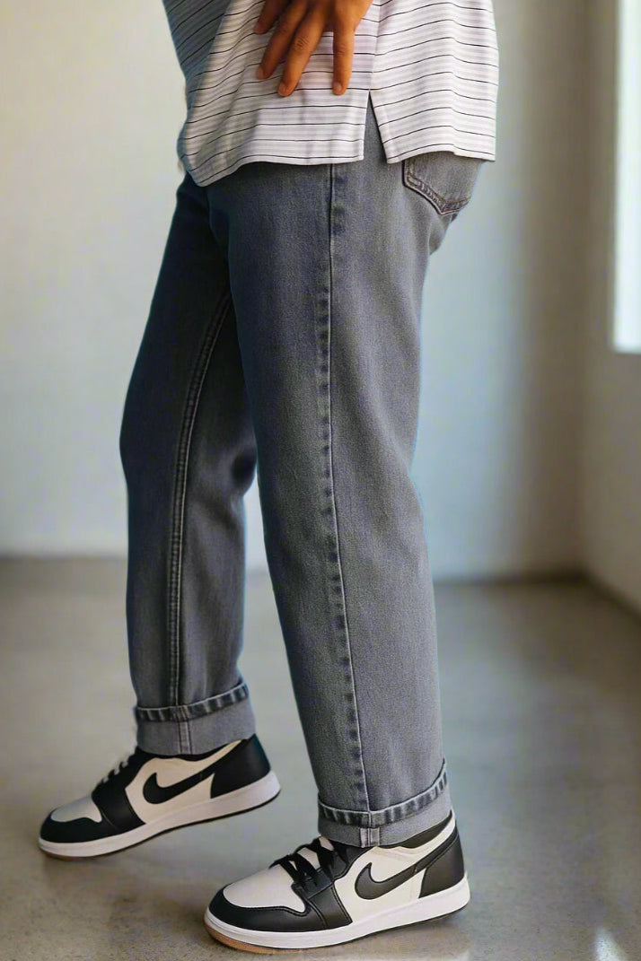 Jeans gris carbón urbano en mezclilla de alta calidad