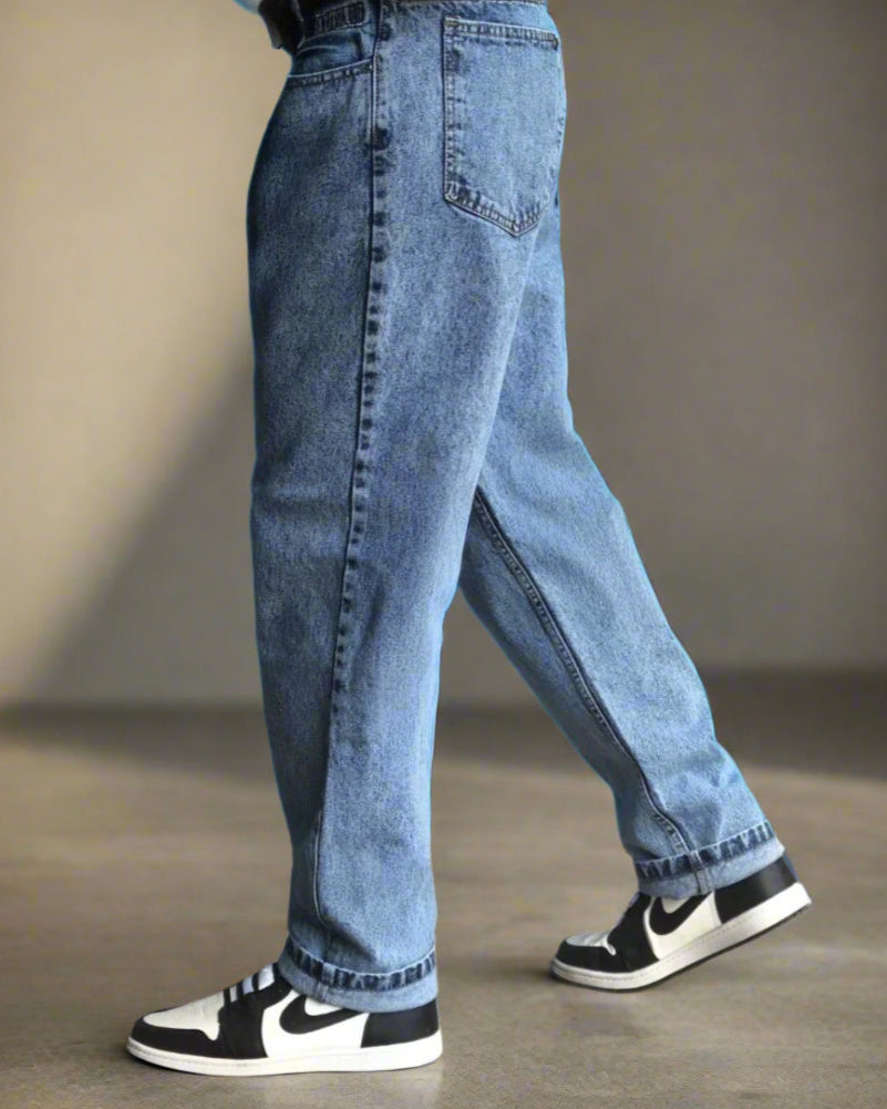Estilo urbano en jeans mom fit azul vintage claro