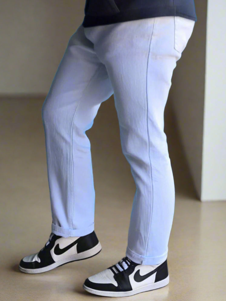 Detalle de costuras en mom jeans blancos para hombre