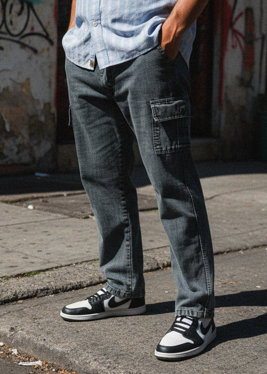 Vista lateral de pantalones cargo regulares azul cielo PDMX en hombre