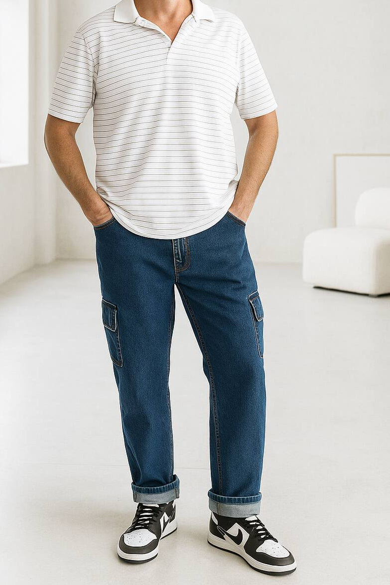Modelo usando jeans mom fit cargo en interior tipo loft