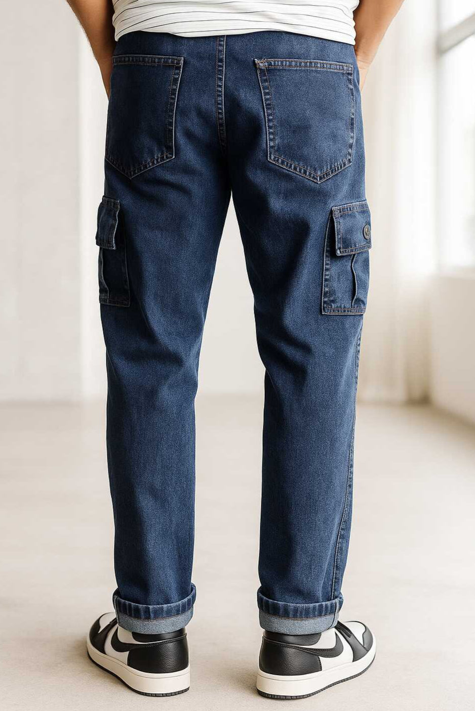 Vista trasera de jeans cargo fit relajado con bolsas laterales