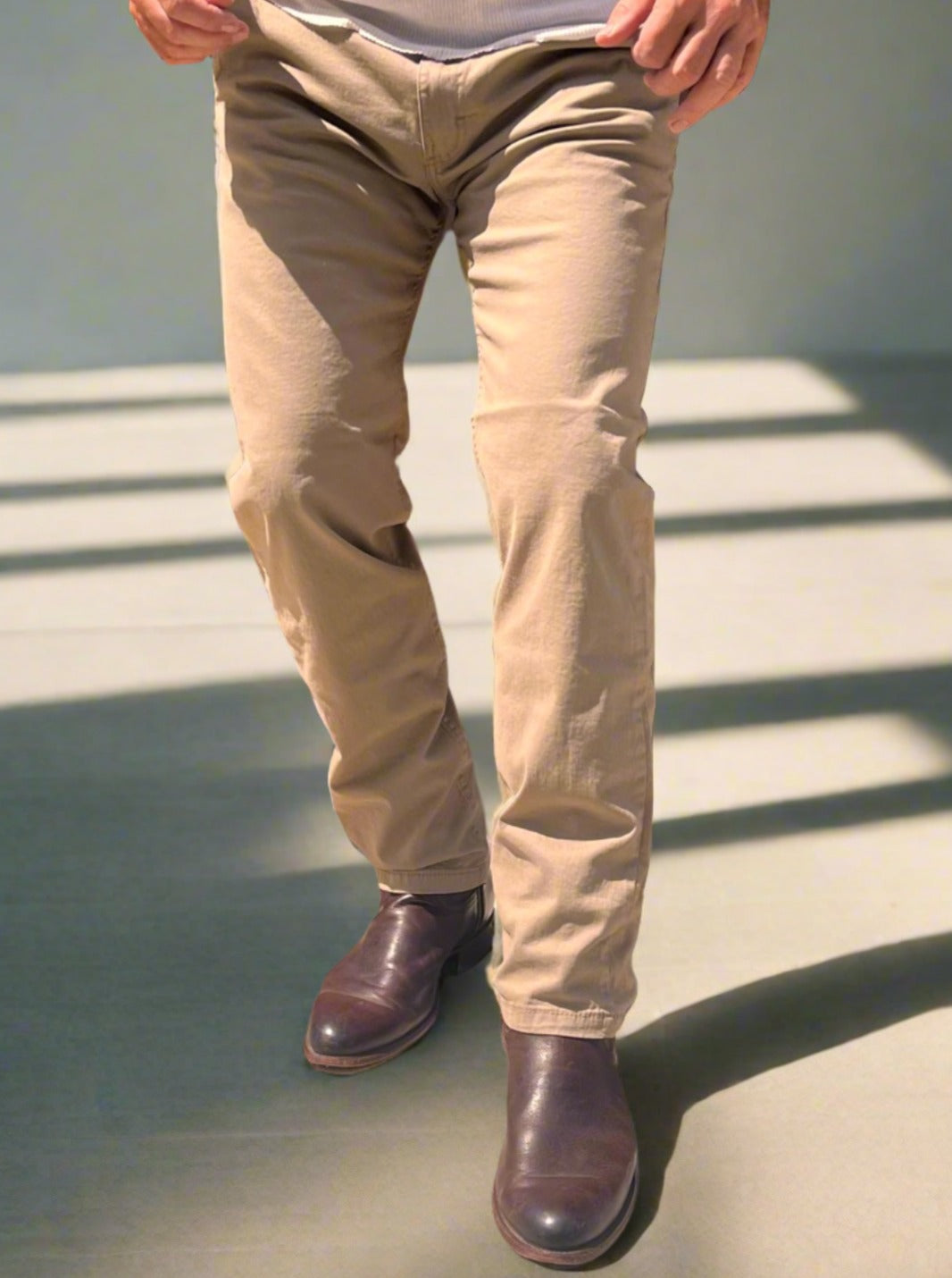 Elegante Pantalón Chino Hombre Camel de Gabardina