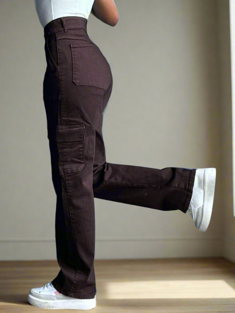 Estilo urbano: pantalones cargo marrón oscuro para muje