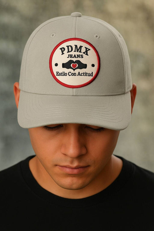 Gorra gris PDMX Jeans con logo bordado Estilo con Actitud vista frontal