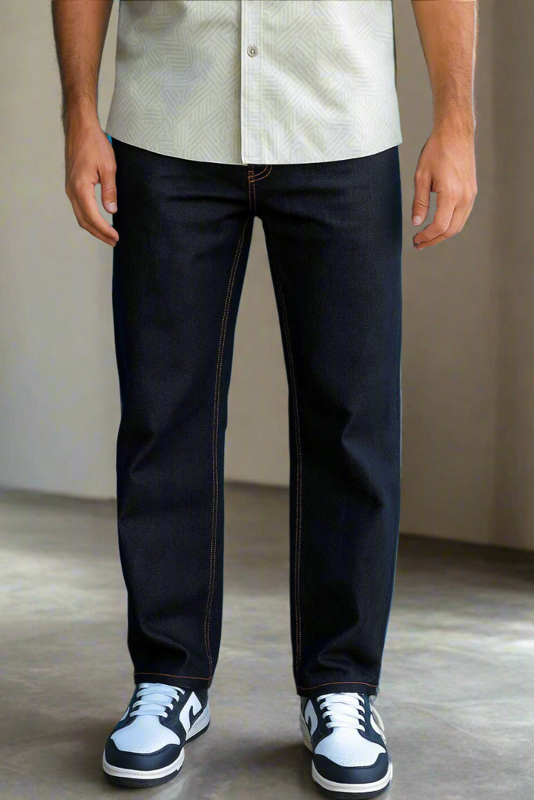 Hombre luciendo jeans Noir Edge en deep indigo black de PDMX Jeans
