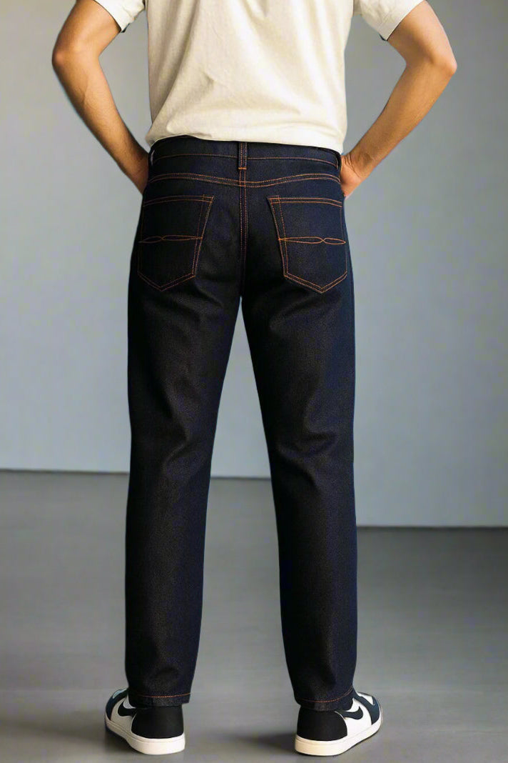 Jeans masculinos PDMX en tono indigo black con sneakers blancos y negros