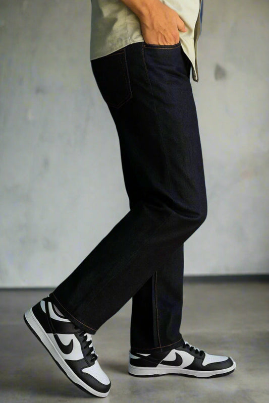 Vista frontal de jeans rígidos negros índigo de PDMX Jeans