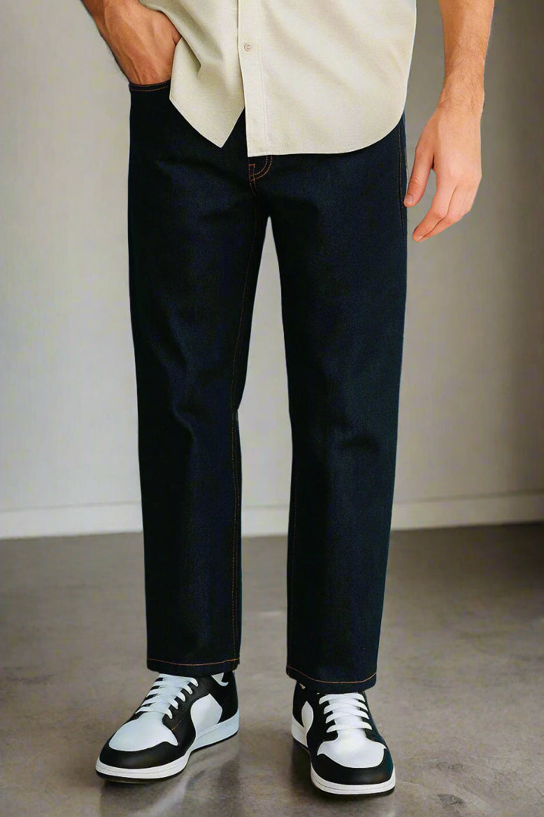 Close-up de costuras anaranjadas en jeans de mezclilla premium