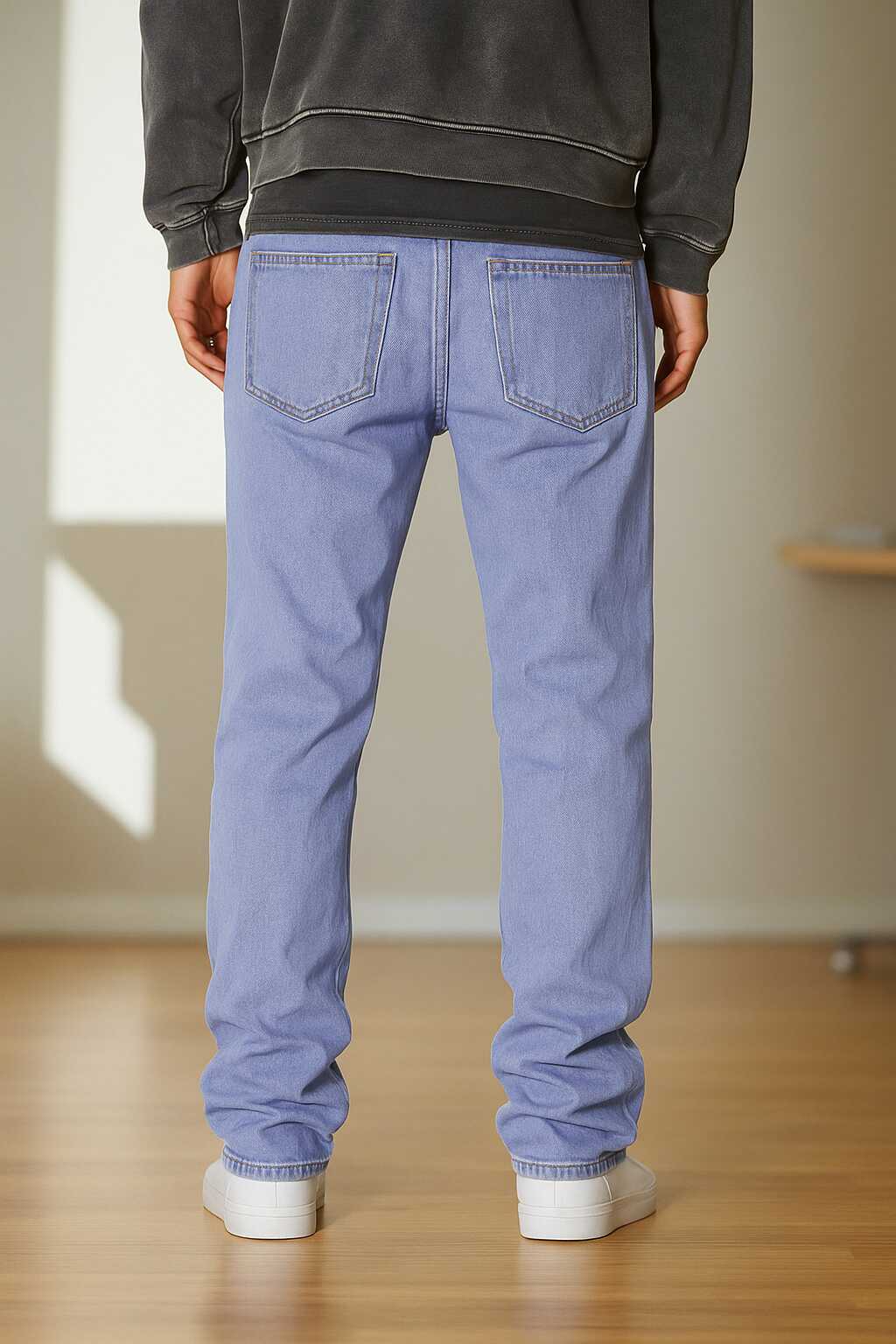 Look Casual de Hombre con Jeans Azules Rotos de Campana PDMX