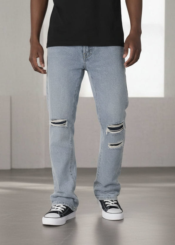 Pantalones de mezclilla acampanados y desgastados para hombre en color gris