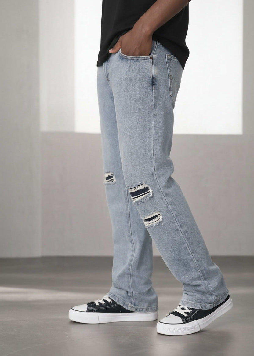 Moda masculina: jeans campana grises con roturas y corte moderno