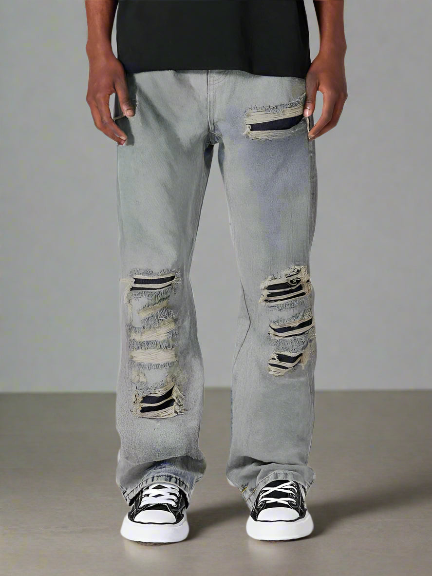 Pantalones de mezclilla acampanados y desgastados para hombre en color gris