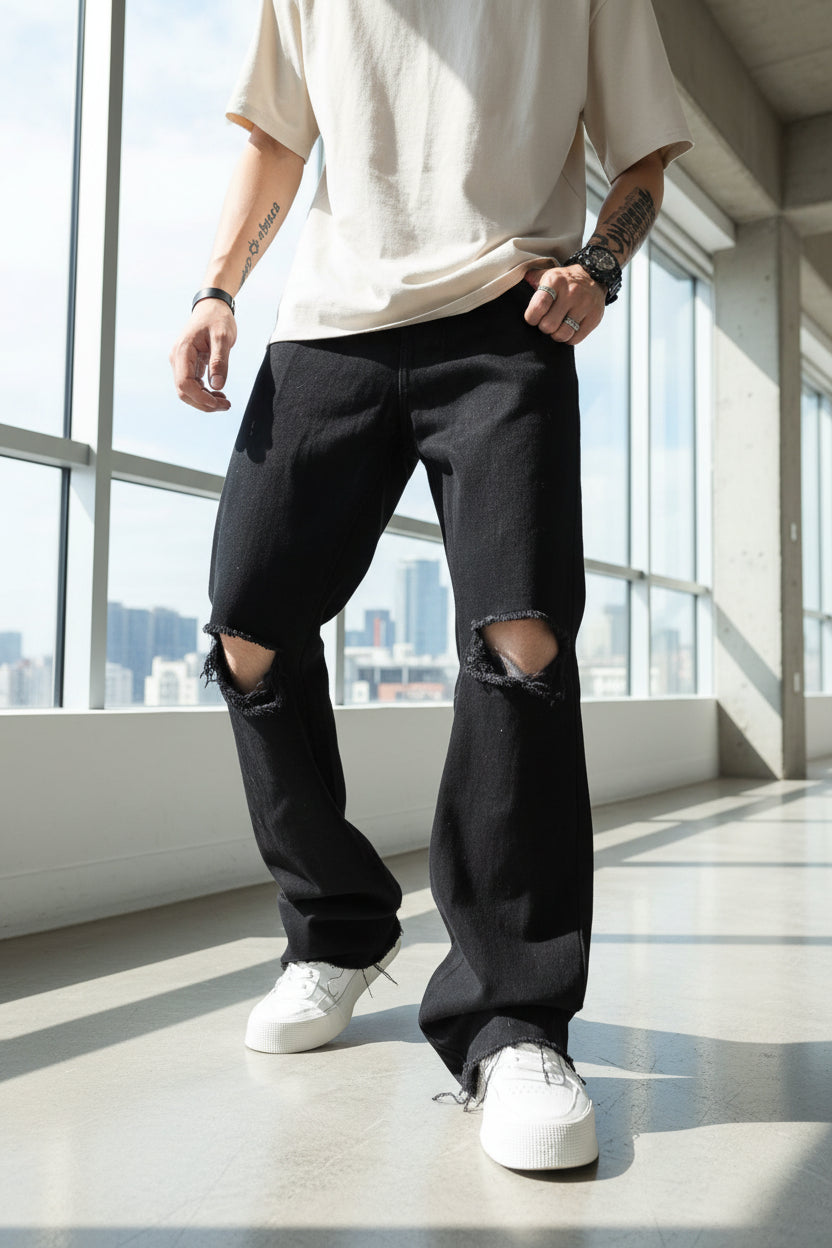 Detalle de Rotos en Jeans de Campana Negros - Moda Masculina PDMX