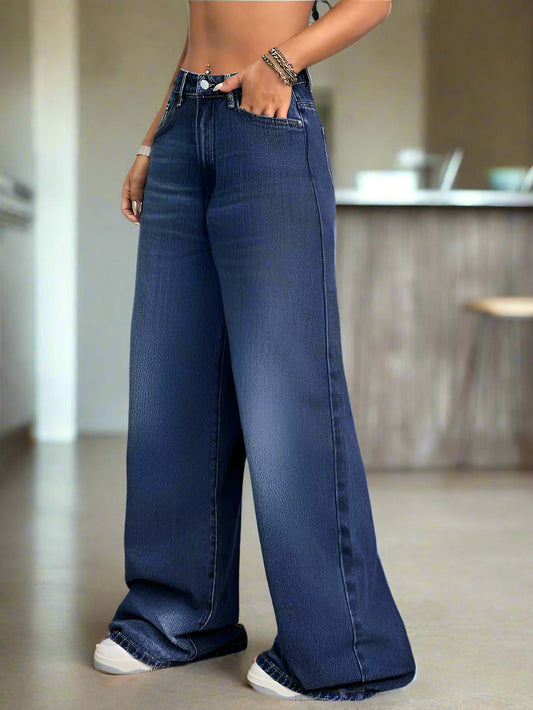 Mujer luciendo Boyfriend Jeans Azul Oscuro Desgastados