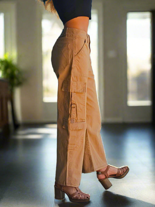 Moda urbana en pantalones cargo color beige